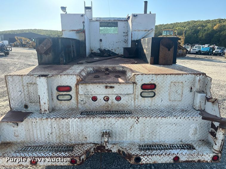 image for item EJ4926 1995 International 4900 Crew Cab flatbed truck