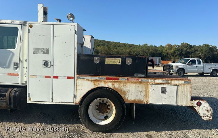 image for item EJ4926 1995 International 4900 Crew Cab flatbed truck