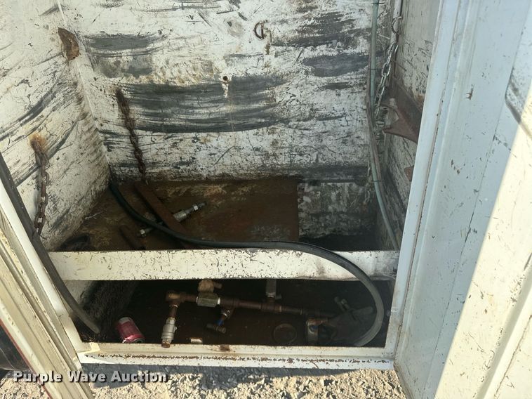 image for item EJ4926 1995 International 4900 Crew Cab flatbed truck