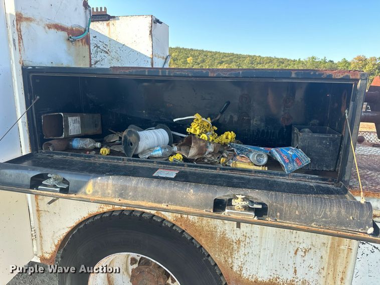 image for item EJ4926 1995 International 4900 Crew Cab flatbed truck