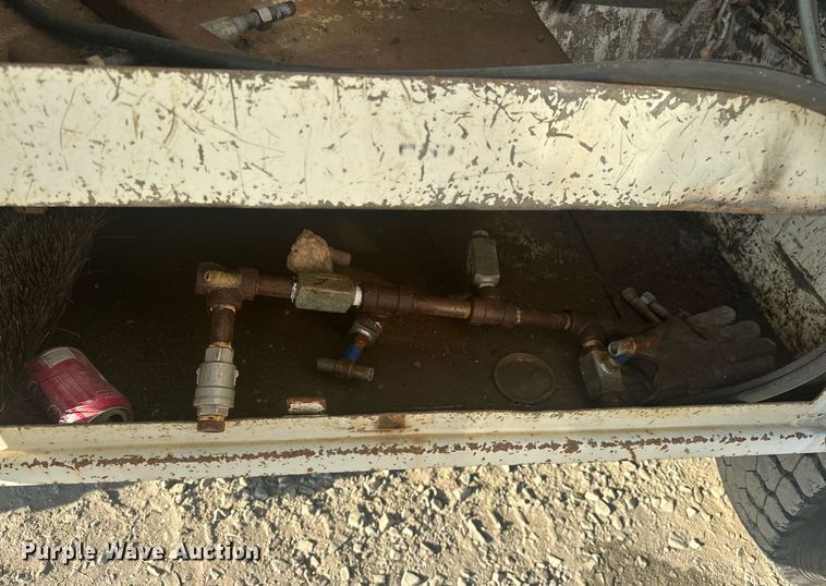 image for item EJ4926 1995 International 4900 Crew Cab flatbed truck