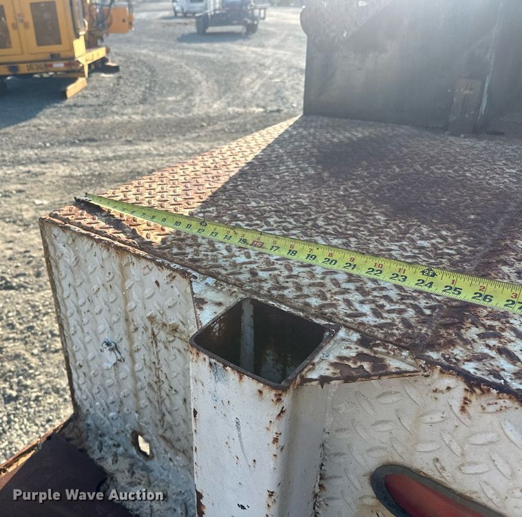 image for item EJ4926 1995 International 4900 Crew Cab flatbed truck