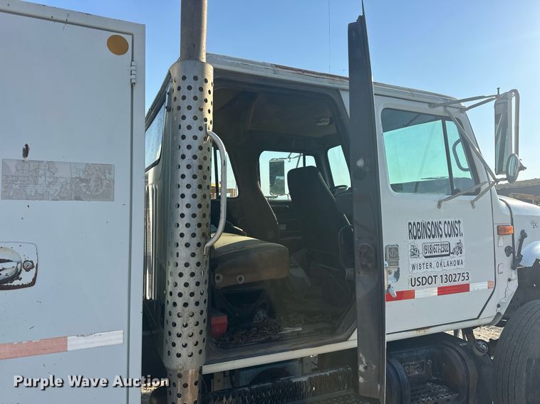 image for item EJ4926 1995 International 4900 Crew Cab flatbed truck