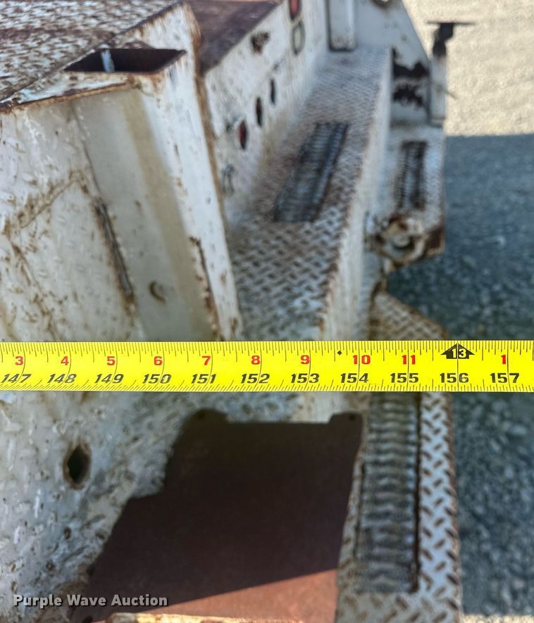 image for item EJ4926 1995 International 4900 Crew Cab flatbed truck