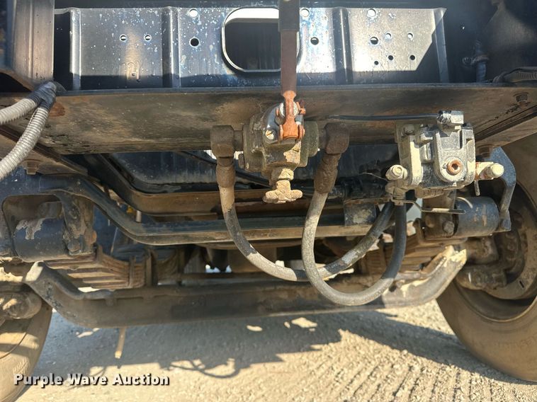 image for item EJ4926 1995 International 4900 Crew Cab flatbed truck