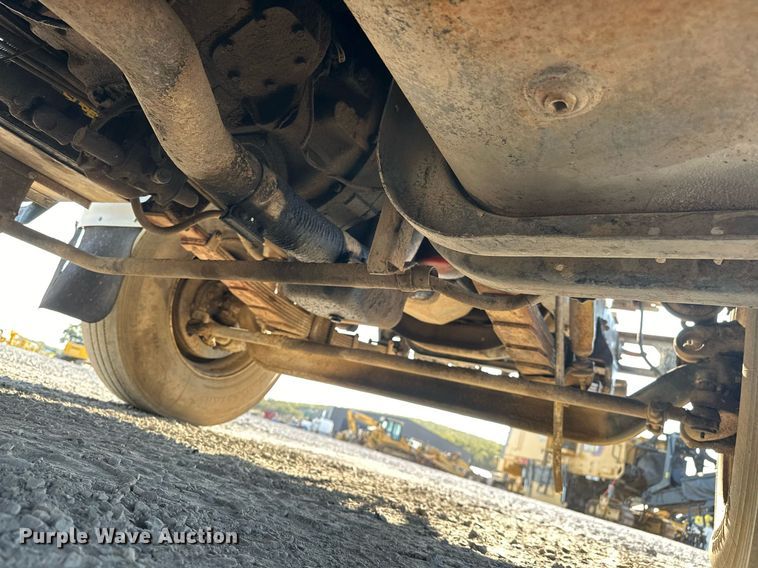 image for item EJ4926 1995 International 4900 Crew Cab flatbed truck