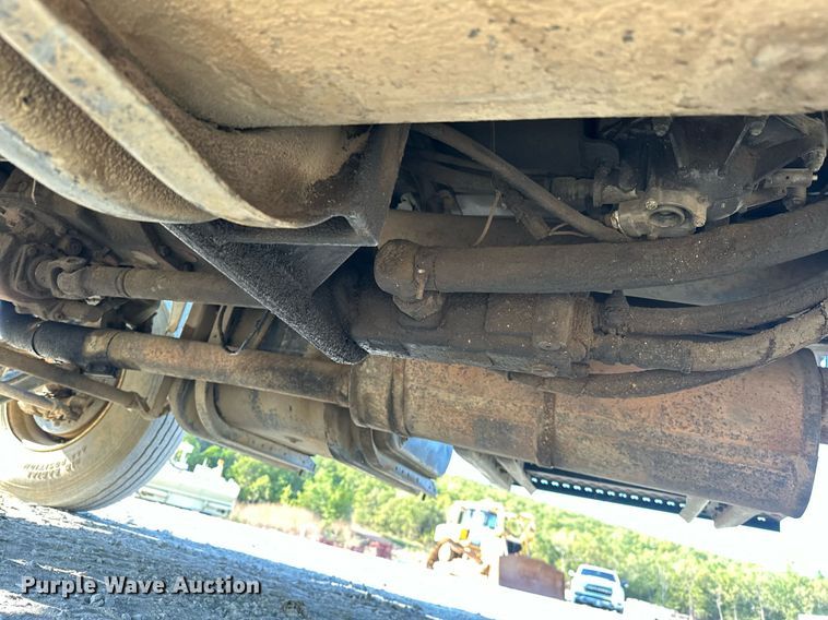 image for item EJ4926 1995 International 4900 Crew Cab flatbed truck