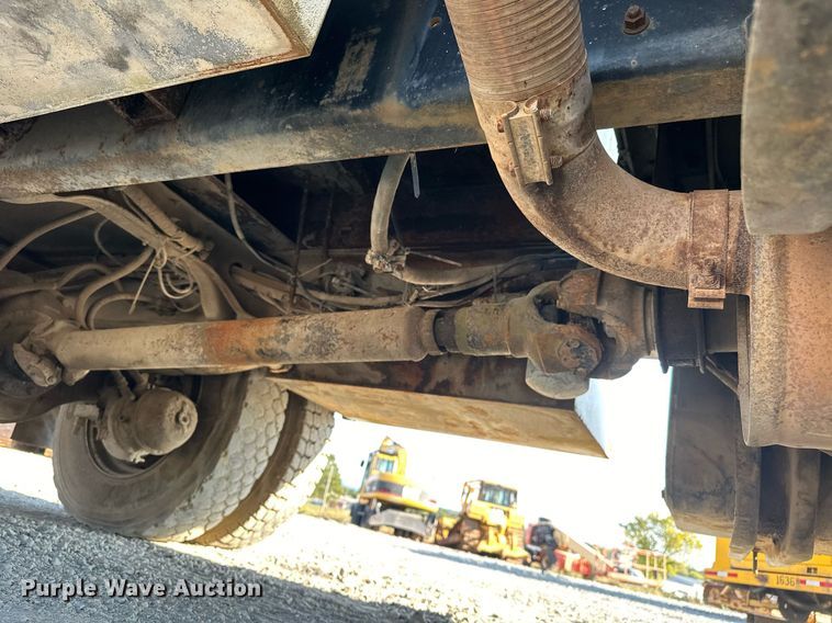 image for item EJ4926 1995 International 4900 Crew Cab flatbed truck