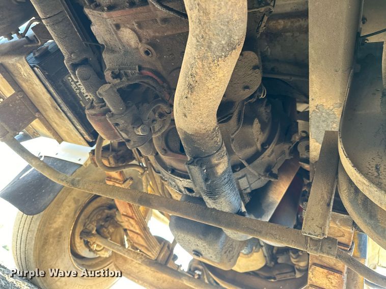 image for item EJ4926 1995 International 4900 Crew Cab flatbed truck