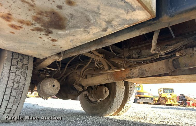 image for item EJ4926 1995 International 4900 Crew Cab flatbed truck