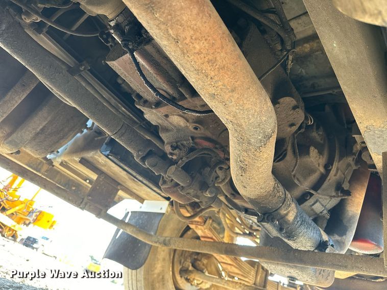 image for item EJ4926 1995 International 4900 Crew Cab flatbed truck