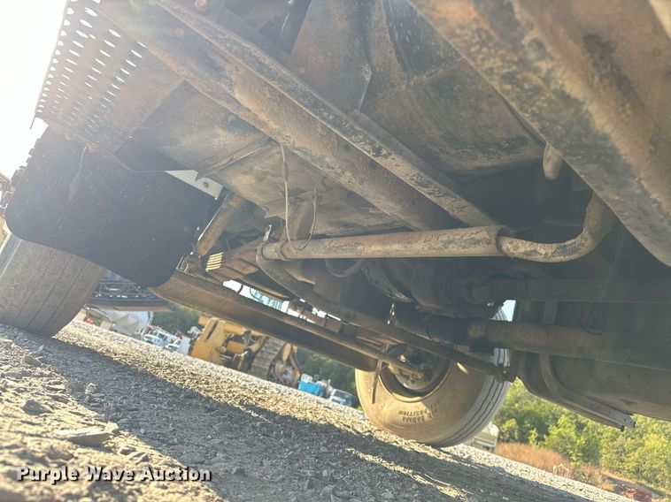 image for item EJ4926 1995 International 4900 Crew Cab flatbed truck