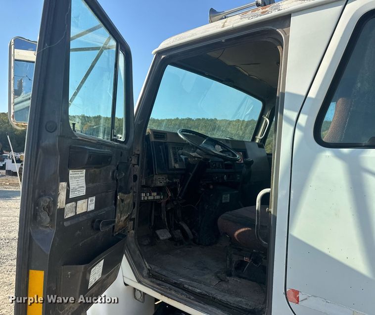 image for item EJ4926 1995 International 4900 Crew Cab flatbed truck