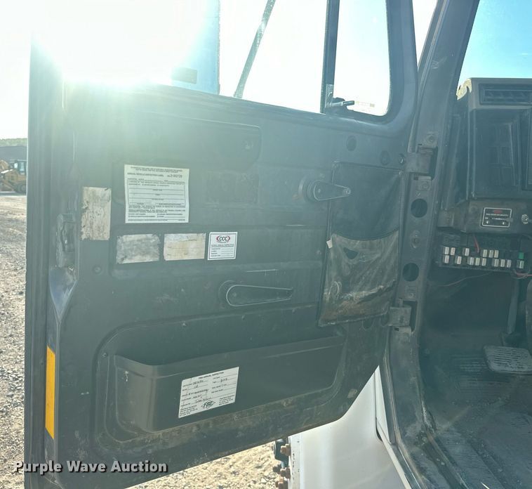 image for item EJ4926 1995 International 4900 Crew Cab flatbed truck