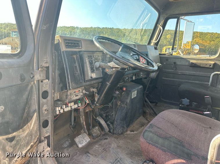 image for item EJ4926 1995 International 4900 Crew Cab flatbed truck