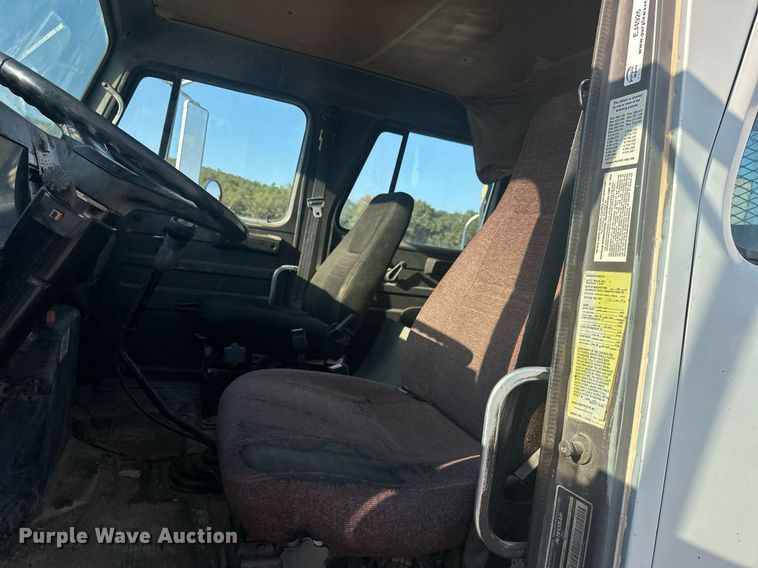 image for item EJ4926 1995 International 4900 Crew Cab flatbed truck