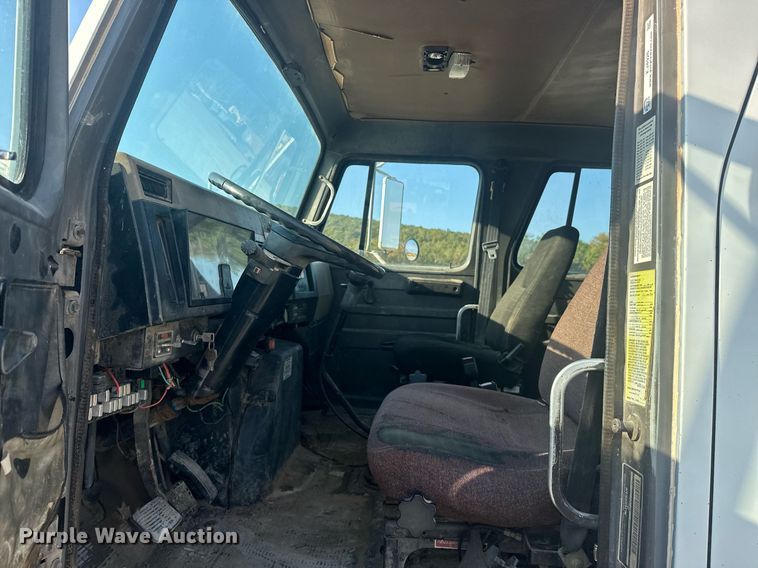 image for item EJ4926 1995 International 4900 Crew Cab flatbed truck