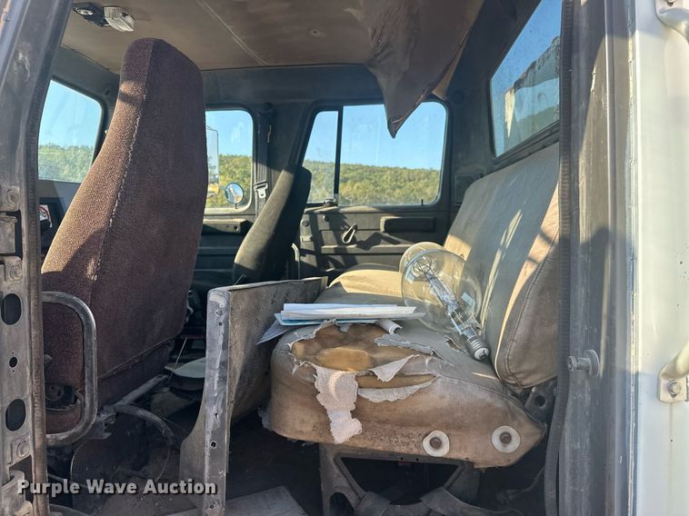 image for item EJ4926 1995 International 4900 Crew Cab flatbed truck