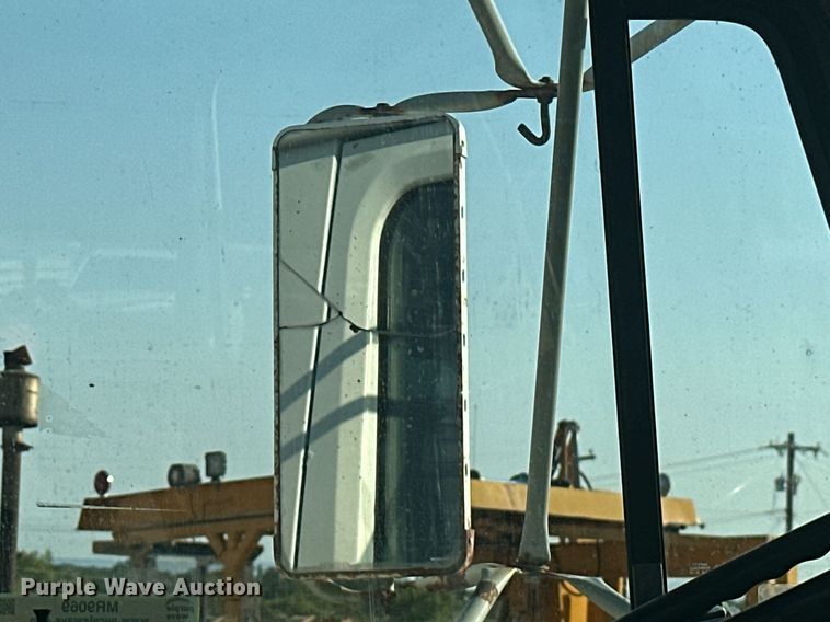 image for item EJ4926 1995 International 4900 Crew Cab flatbed truck