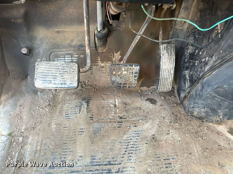 image for item EJ4926 1995 International 4900 Crew Cab flatbed truck