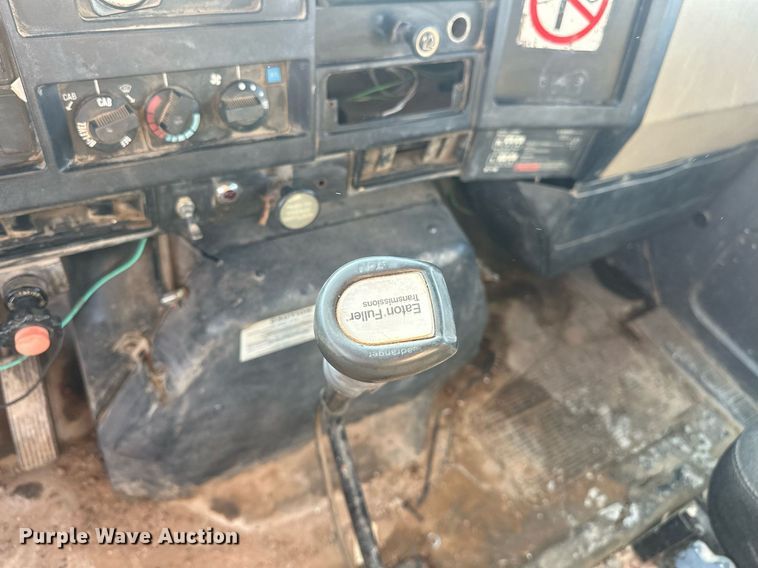 image for item EJ4926 1995 International 4900 Crew Cab flatbed truck