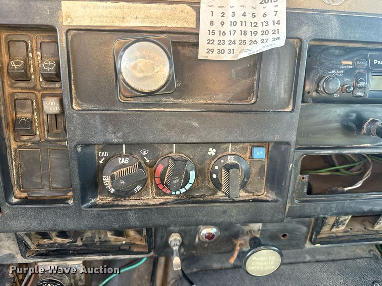 image for item EJ4926 1995 International 4900 Crew Cab flatbed truck