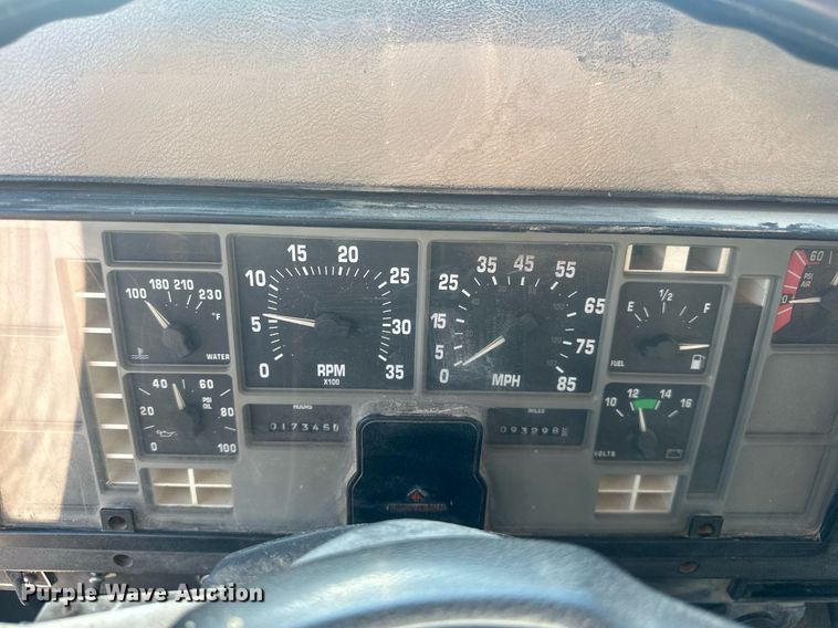 image for item EJ4926 1995 International 4900 Crew Cab flatbed truck