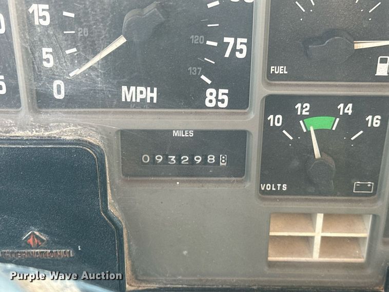 image for item EJ4926 1995 International 4900 Crew Cab flatbed truck