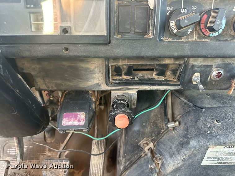 image for item EJ4926 1995 International 4900 Crew Cab flatbed truck