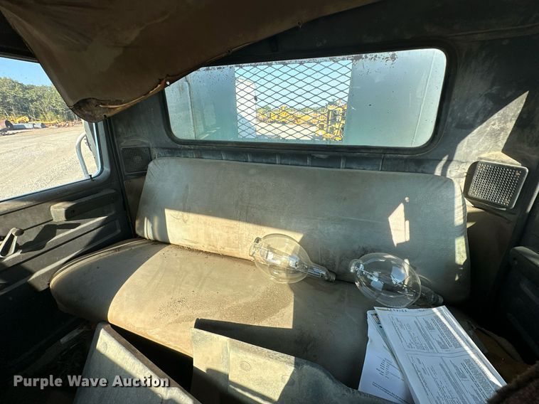 image for item EJ4926 1995 International 4900 Crew Cab flatbed truck