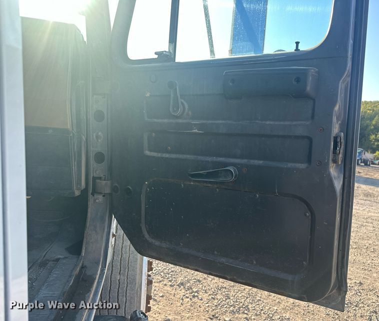 image for item EJ4926 1995 International 4900 Crew Cab flatbed truck