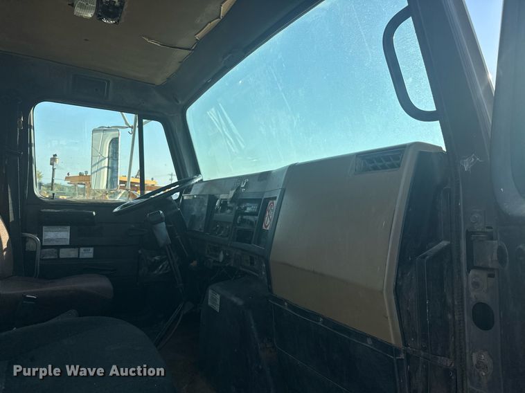 image for item EJ4926 1995 International 4900 Crew Cab flatbed truck