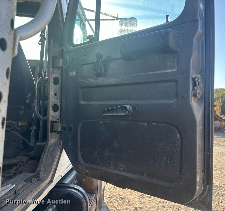 image for item EJ4926 1995 International 4900 Crew Cab flatbed truck