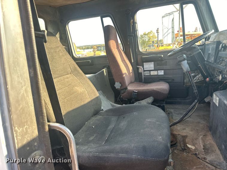 image for item EJ4926 1995 International 4900 Crew Cab flatbed truck