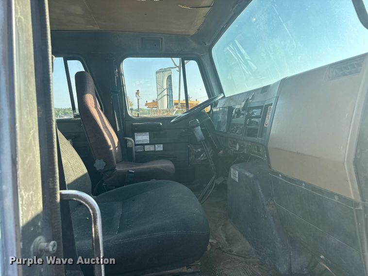 image for item EJ4926 1995 International 4900 Crew Cab flatbed truck