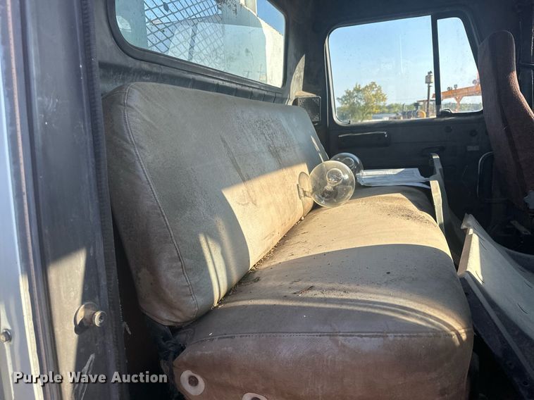 image for item EJ4926 1995 International 4900 Crew Cab flatbed truck