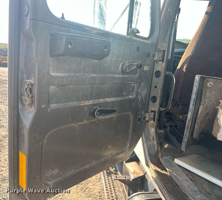 image for item EJ4926 1995 International 4900 Crew Cab flatbed truck