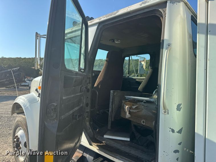 image for item EJ4926 1995 International 4900 Crew Cab flatbed truck