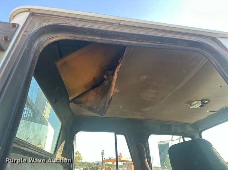 image for item EJ4926 1995 International 4900 Crew Cab flatbed truck