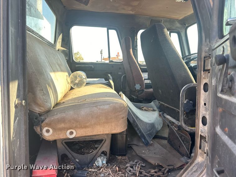 image for item EJ4926 1995 International 4900 Crew Cab flatbed truck