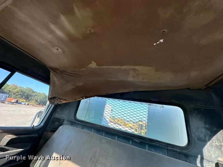 image for item EJ4926 1995 International 4900 Crew Cab flatbed truck