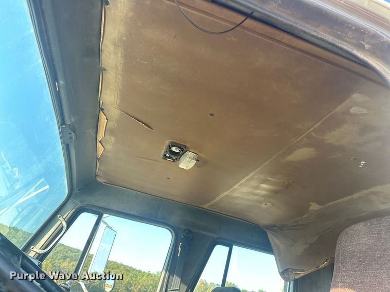 image for item EJ4926 1995 International 4900 Crew Cab flatbed truck