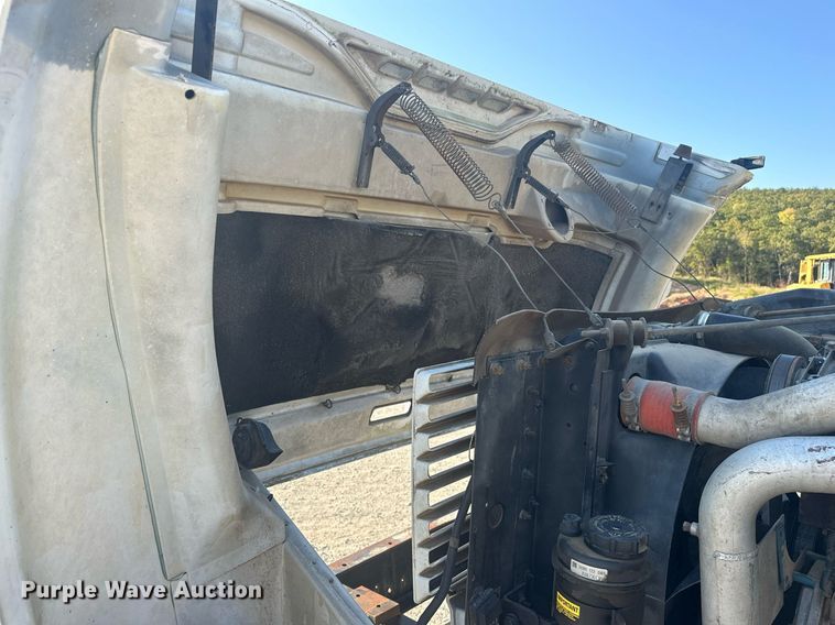 image for item EJ4926 1995 International 4900 Crew Cab flatbed truck