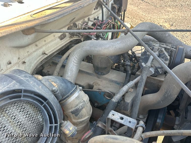 image for item EJ4926 1995 International 4900 Crew Cab flatbed truck