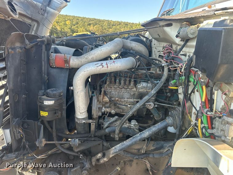 image for item EJ4926 1995 International 4900 Crew Cab flatbed truck