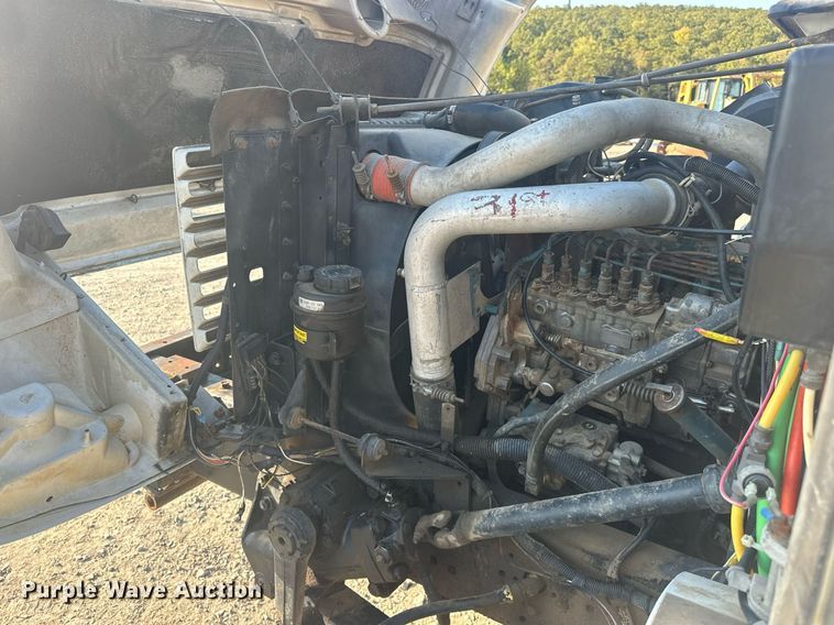 image for item EJ4926 1995 International 4900 Crew Cab flatbed truck