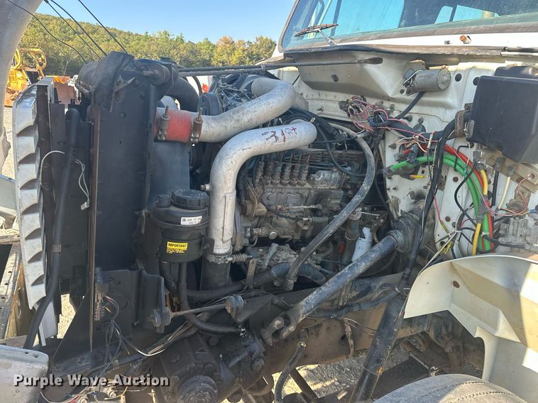 image for item EJ4926 1995 International 4900 Crew Cab flatbed truck