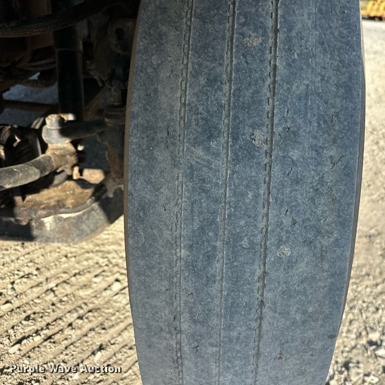 image for item EJ4926 1995 International 4900 Crew Cab flatbed truck