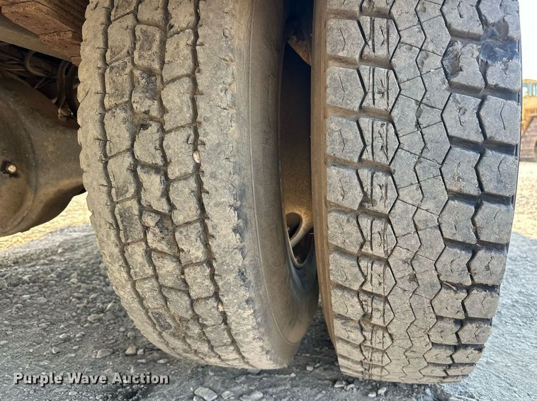 image for item EJ4926 1995 International 4900 Crew Cab flatbed truck