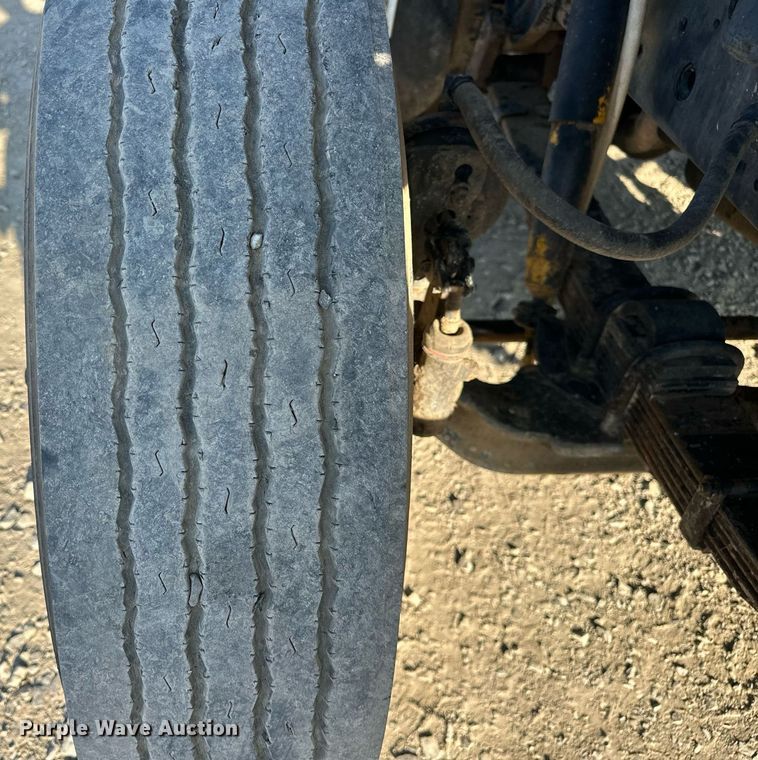 image for item EJ4926 1995 International 4900 Crew Cab flatbed truck